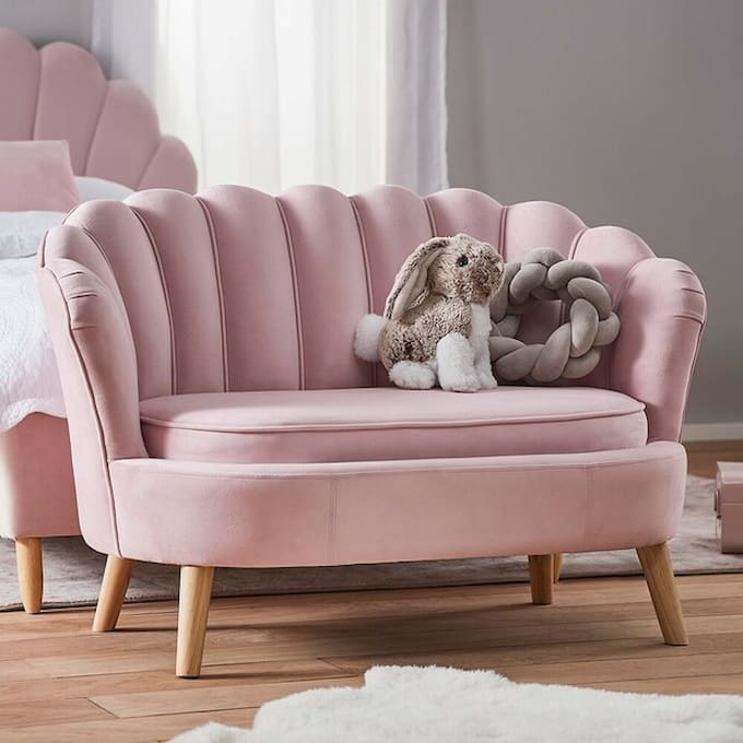 Mẫu ghế sofa đơn dài với mầu hồng nổi bật